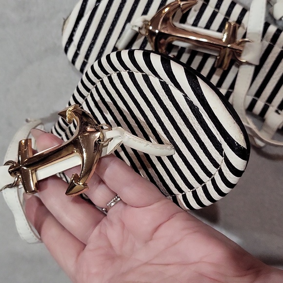 VENUS Black and White Striped Anchor Sandals - Picture 13 of 13